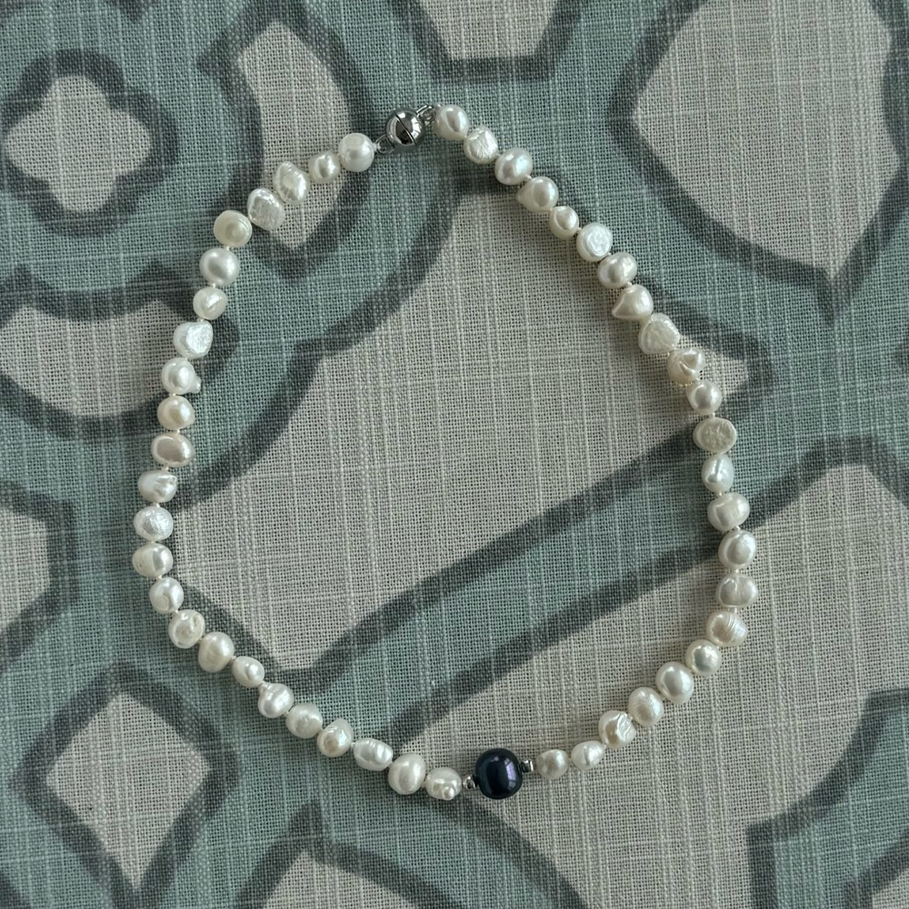 NWOT Nordstrom White and Black Pearl Necklace